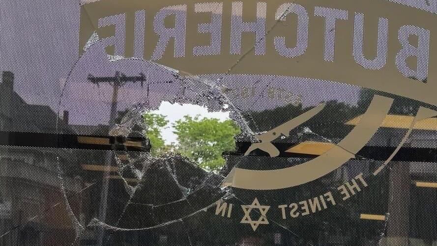 The brick was thrown through the store's window (Photo: The Butcherie) הקצבייה שהושחתה בברוקליין, מסצ'וסטס