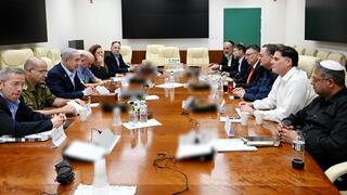 ישיבת הקבינט המדיני-ביטחוני, בזמן המלחמה באיראן. מה שנתניהו מחליט - זה מה שקורה בפועל ראש הממשלה בנימין נתניהו מניהול המערכה נגד תוכנית ההשמדה של המשטר האיראני