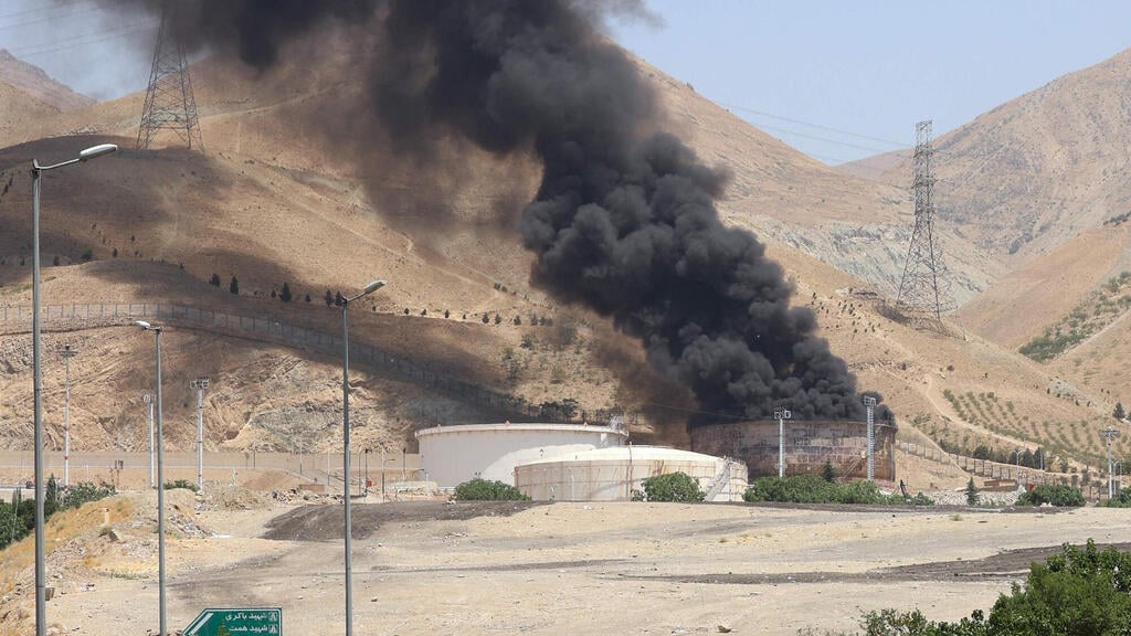 עשן מיתמר מעל תקיפה בשהראן (צילום: AFP) איראן