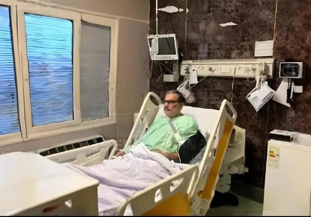 עלי שמחאני בבית החולים, בתמונה שפרסמה הסוכנות הפרו-איראנית עלי שמחאני