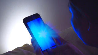 שימוש במסכים פוגע בשינה