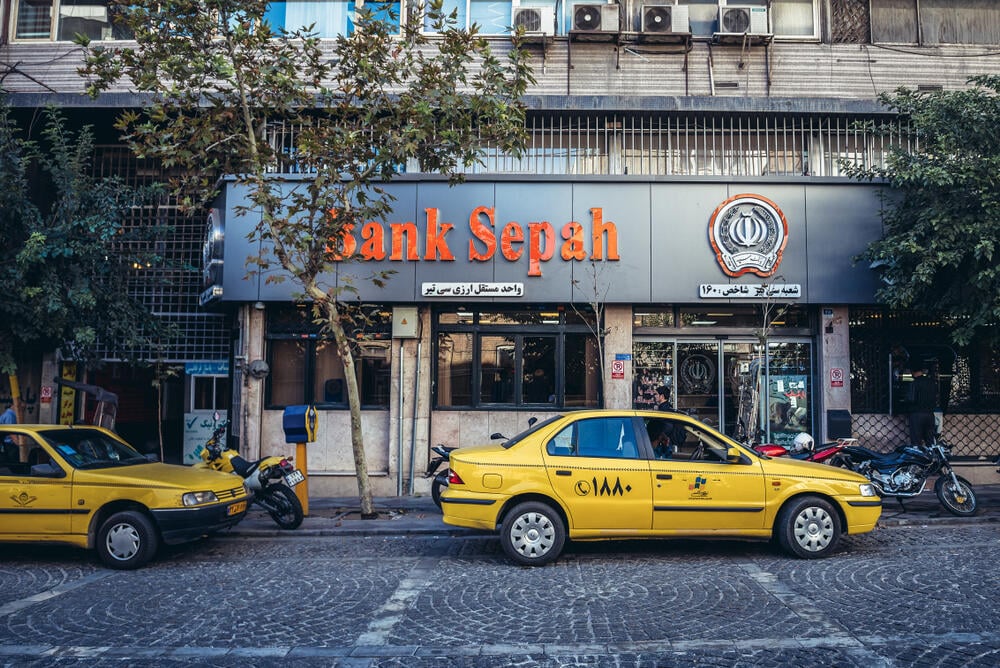 סניף בנק ספאה בטהרן. לא הצליחו למשוך מזומן (צילום: Fotokon/shutterstock) בנק ספאה בטהרן
