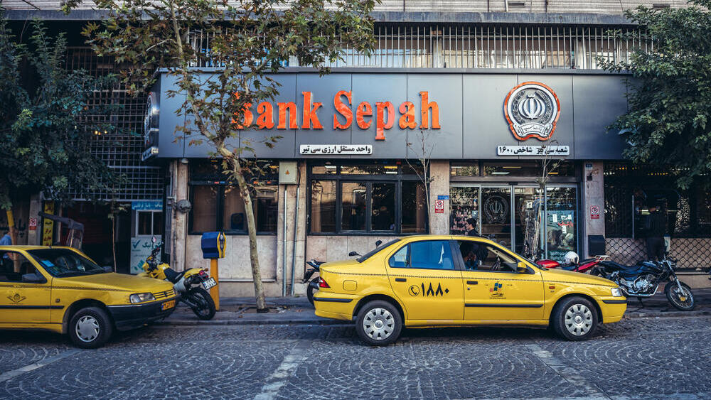 בנק ספאה בטהרן. המשטר חושש מכספומטים ריקים (צילום: Fotokon/shutterstock) בנק ספאה בטהרן