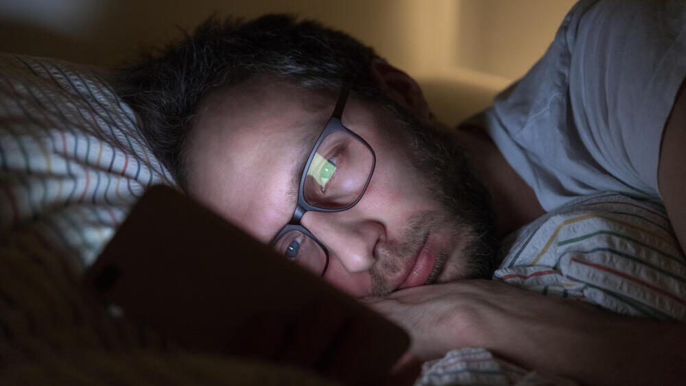 אל תשתמשו במסכים לפני השינה (צילום: shutterstock) שינה