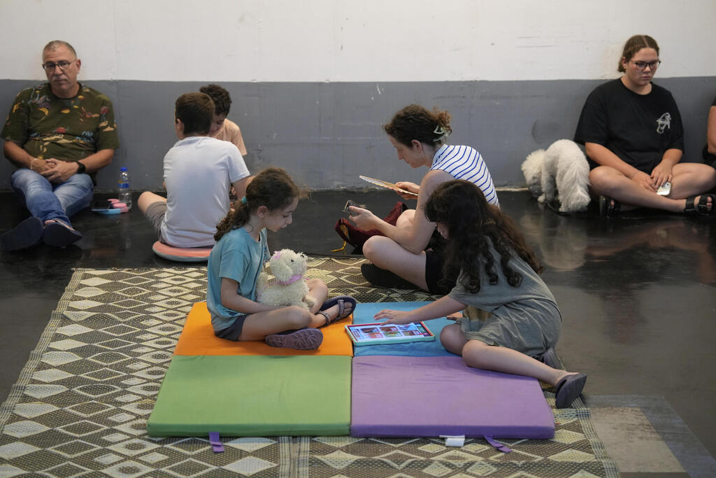 מקלט בתל אביב בזמן אזעקה