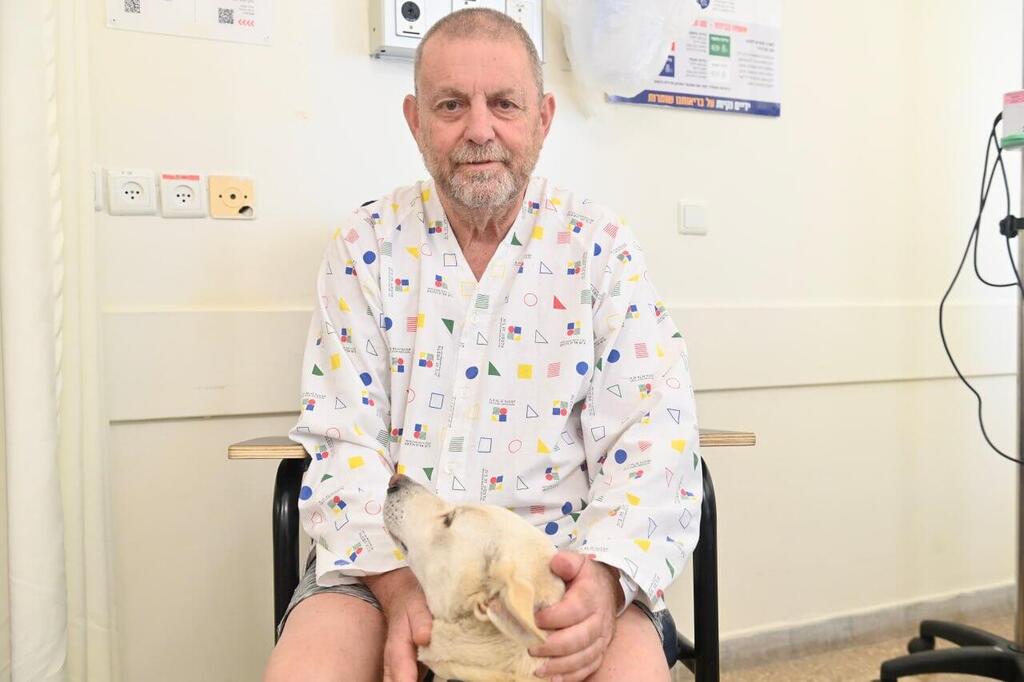 חנן זיגלבויים והכלבה שלווה בבית החולים (צילום: קובי קואנקס) חנן זיגלבויים והכלבה שלווה