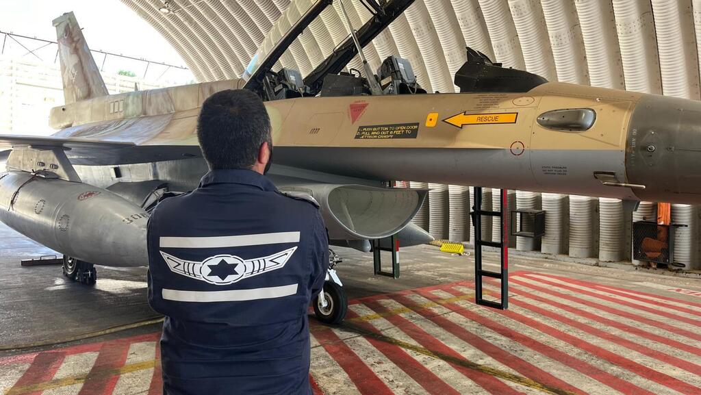 "זה שונה ממה שהיה לנו עד עכשיו בגיחות לעזה, לסוריה וללבנון" (צילום: דובר צה"ל ) צוות טכני של חיל האוויר הלוקח חלק אינטגרלי בלחימה באיראן
