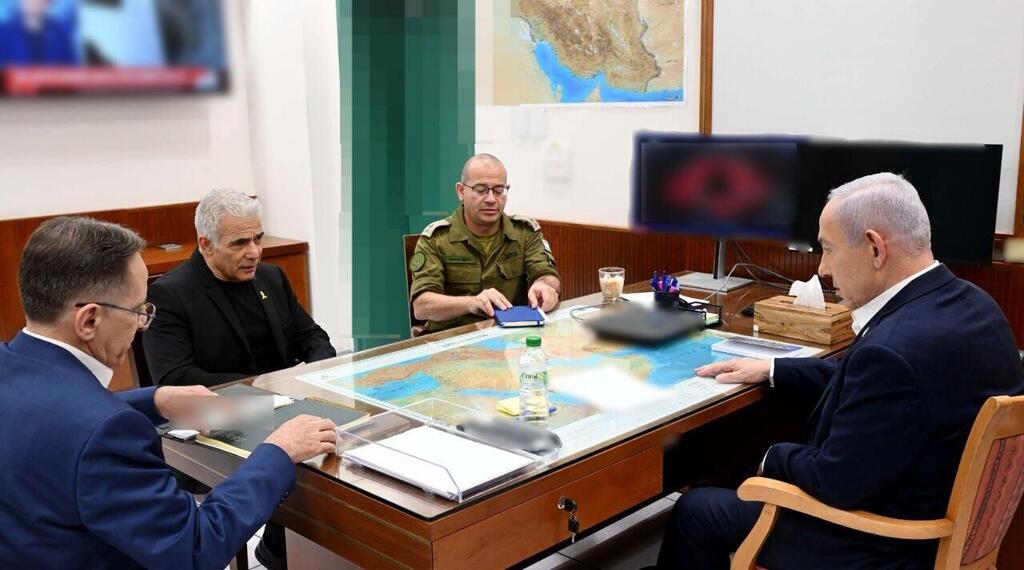 פגישת העדכון הביטחוני בין נתניהו ולפיד ביוני אשתקד (צילום: אבי אוחיון/ לע"מ) ראש הממשלה בנימין נתניהו נפגש היום עם ראש האופוזיציה יאיר לפיד לעדכון ביטחוני
