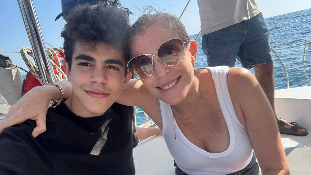 Dana and her son, Gur Eden (Photo: Courtesy) דנה וגור עדן על הסירה