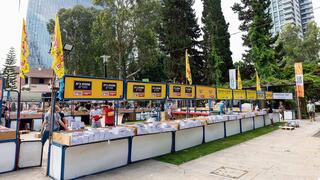 הקמת דוכני שבוע הספר בשבוע שעבר