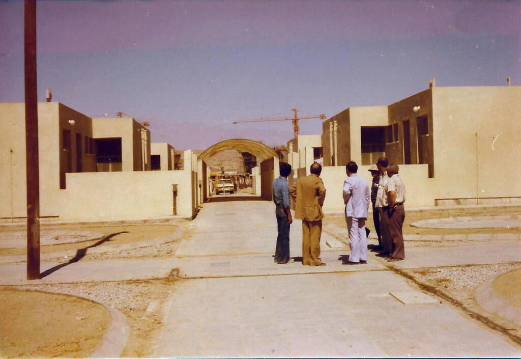 Buildings in Bandar Abbas. The Israeli team presents the construction to Iranian navy officials (Photo: Moti Blayer) מבנים בבנדאר אבאס - הצוות הישראלי מציג את הבנייה לאנשי הצי האיראני