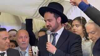 הרב יהודה גראמי (עם המיקרופון) בחתונה באיראן, בימים שקטים יותר