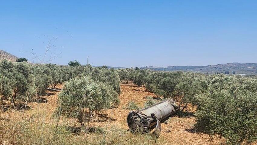 שבר יירוט בשדה פתוח בגליל התחתון (צילום: משטרת ישראל) רסיס נפל בשדה פתוח בגליל התחתון