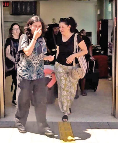 סוף־סוף התאחדו. מירב ביטון ובתה | צילום: גיל נחושתן yk14412088