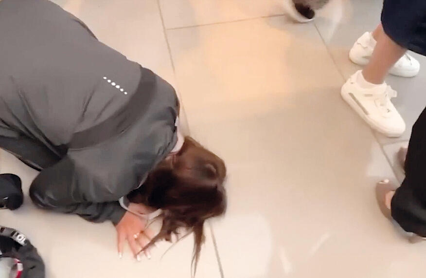 אזרחית ישראלית שנתקעה בחו”ל מנשקת את אדמת הארץ בנתב”ג עם שובה yk14412094