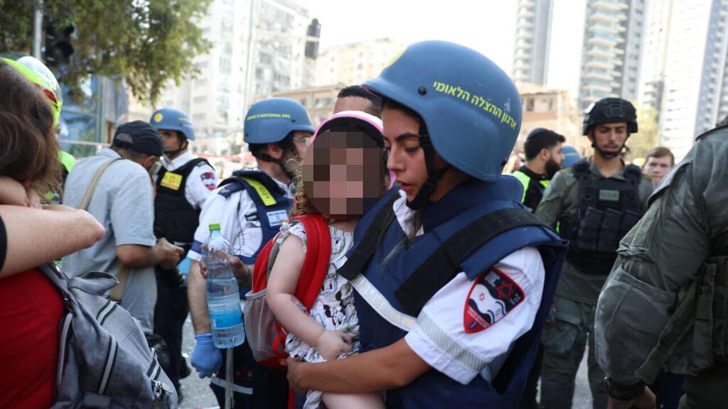 Medical teams evacuate civilians from buildings hit by Iranian missiles (Photo: Dana Kopel) זירת הפגיעה ברמת גן