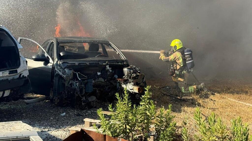 צילום: דוברות כבאות והצלה שריפה פרצה במגרש גרוטאות רכבים בעקבות שיגור לטמרה