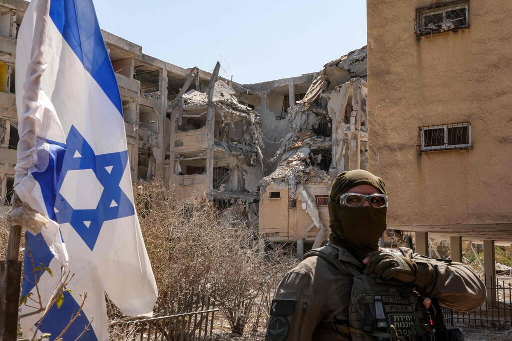 זירת הנפילה בחולון. ''היה דם בכל מקום'' (צילום: Jack GUEZ / AFP) זירת הנפילה בחולון