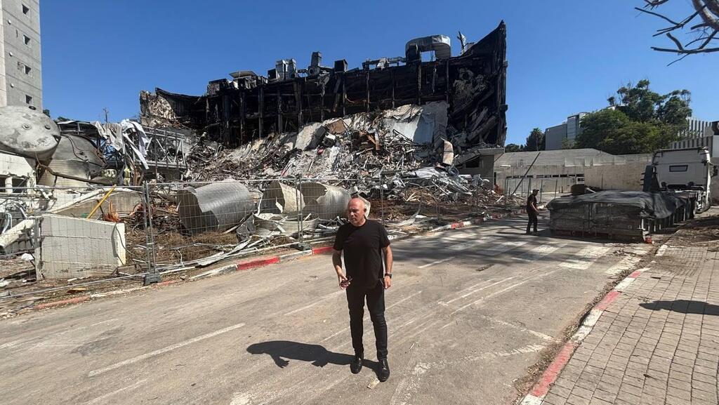 Weizmann Institute President Alon Chen surveys the damage (Photo: Meir Turgeman) פרופסור אלון חן נשיא מכון ויצמן