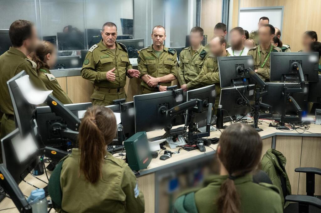 צילום: דובר צה"ל הרמטכ"ל אייל זמיר ביקר בחטיבת המחקר