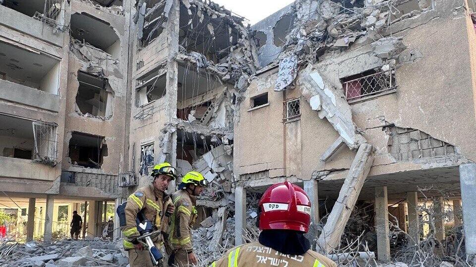 Holon appartment block destroyed by a missile fired from Iran (Photo: Fire and Rescue Authority ) זירת הפגיעה בחולון