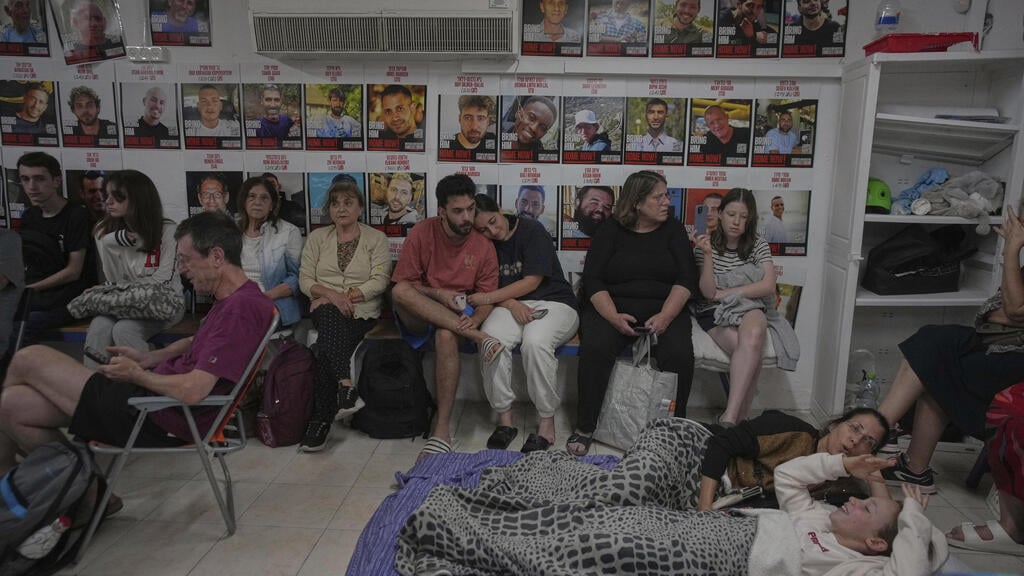 צילום: AP/Ohad Zwigenberg אזרחים במרחבים המוגנים בעקבות המטח מאיראן