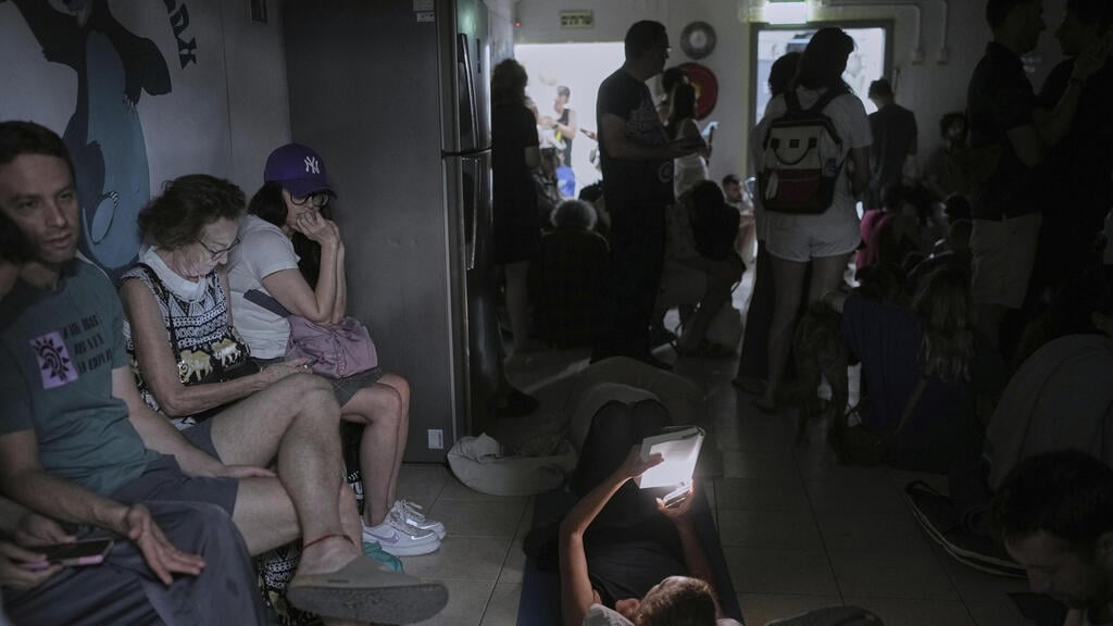 צילום: AP/Ohad Zwigenberg אזרחים במרחבים המוגנים בעקבות המטח מאיראן