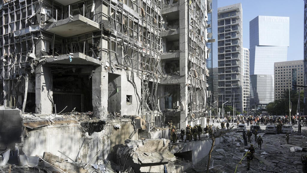Damage in Ramat Gan after a missile from Iran (Photo: Oded Balilty / AP) זירת הנפילה ברמת גן