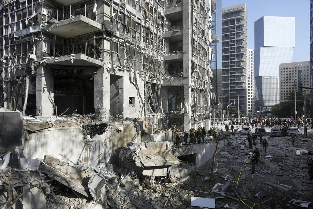 זירת הנפילה ברמת גן (צילום: AP Photo/Oded Balilty) זירת הנפילה ברמת גן