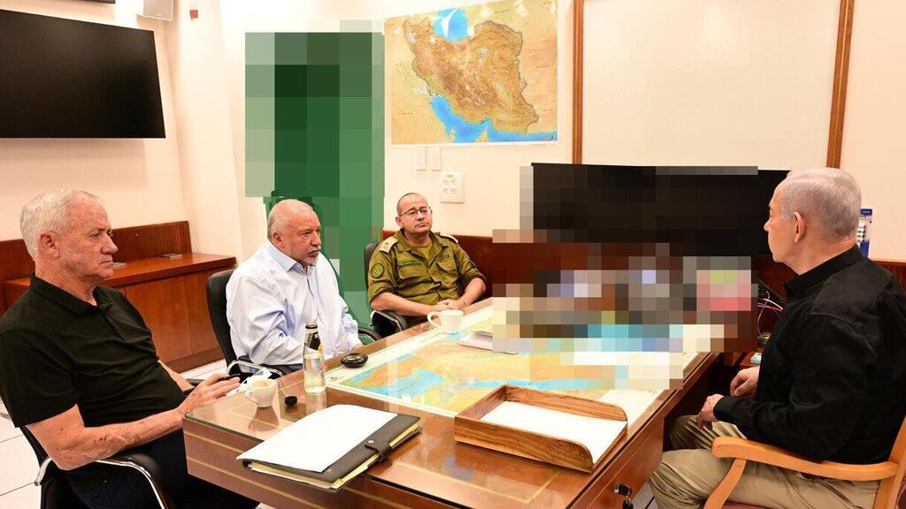 צילום: חיים צח, לע"מ ראש הממשלה בנימין נתניהו נפגש עם ח״כ בני גנץ וח״כ אביגדור ליברמן לעדכון ביטחוני