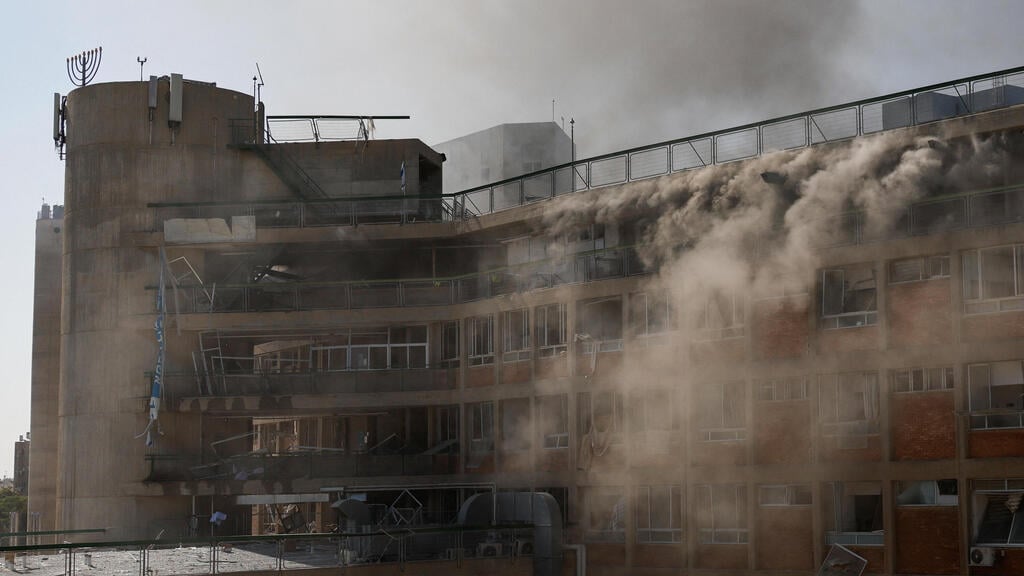 Direct missile hit on Soroka Medical Center (Photo: Amir Cohen/Reuters) זירת הנפילה בבאר שבע