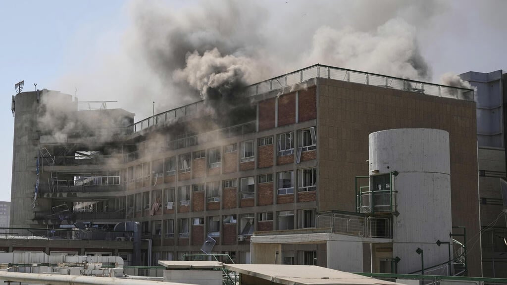 בית החולים סורוקה, הבוקר (צילום: AP Photo/Leo Correa) זירת הנפילה בבאר שבע