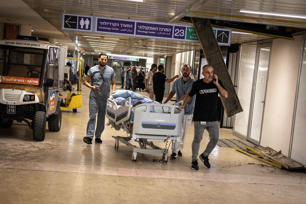פינוי חולים מבית החולים סורוקה (צילום: JOHN WESSELS / AFP) זירת הנפילה בבאר שבע