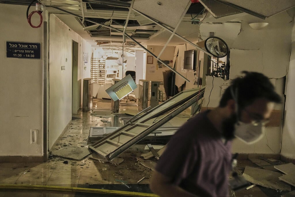 צילום: AP Photo/Leo Correa זירת הנפילה בבאר שבע