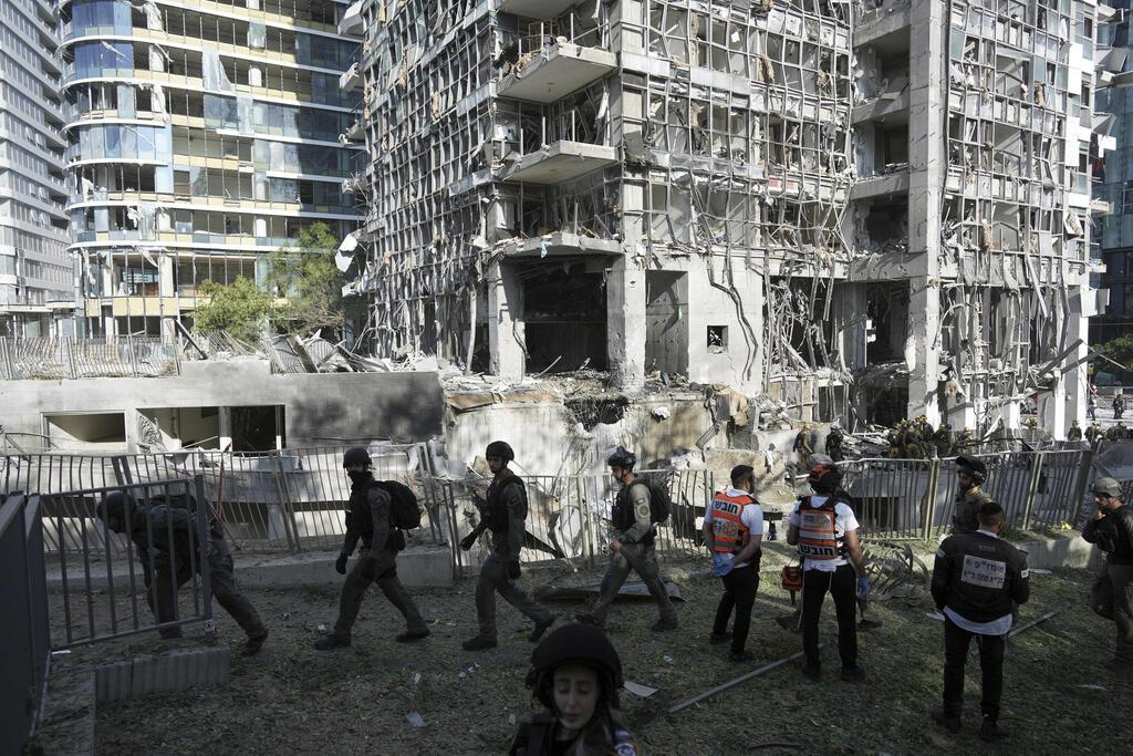 צילום: AP Photo/Oded Balilty זירת הנפילה ברמת גן