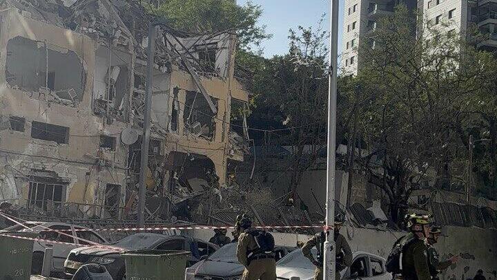Destruction in Ramat Gan after missile fire זירת הנפילה ברמת גן