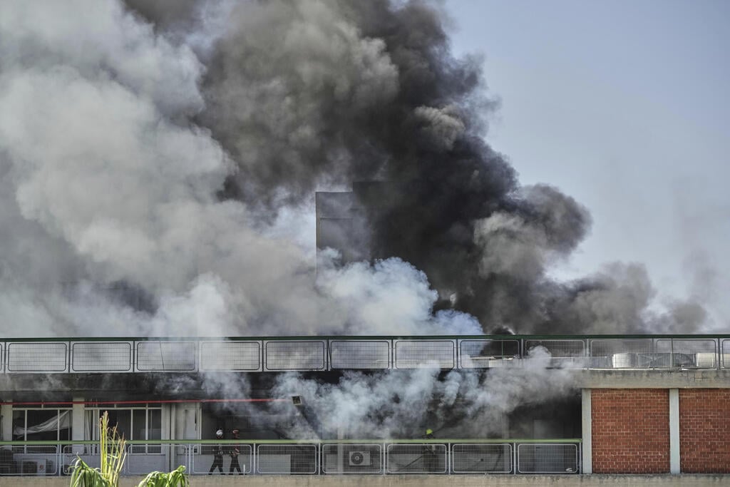 Smoke billowing over Soroka Medical Center after taking direct impact from an Iranian missile during last year's war (Photo: AP Photo/Leo Correa) זירת הנפילה בבאר שבע