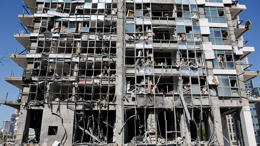 Buidling struck in Ramat Gan (Photo: Ammar Awad/ Reuters) זירת הנפילה ברמת גן