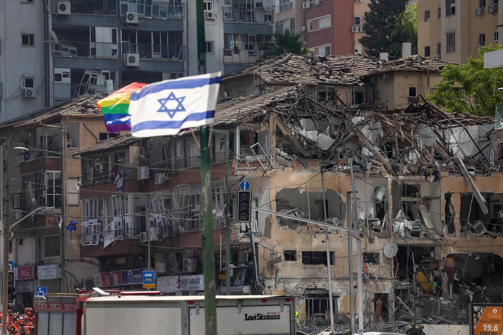 רמת גן (צילום: Ahmad GHARABLI / AFP) זירת הנפילה ברמת גן