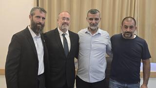 מימין לשמאל: מחמוד עוואד, עוזרו של ראש עיריית טמרה, ראש העיר מוסא אבו רומי, הרב צחי פנטון והרב ד