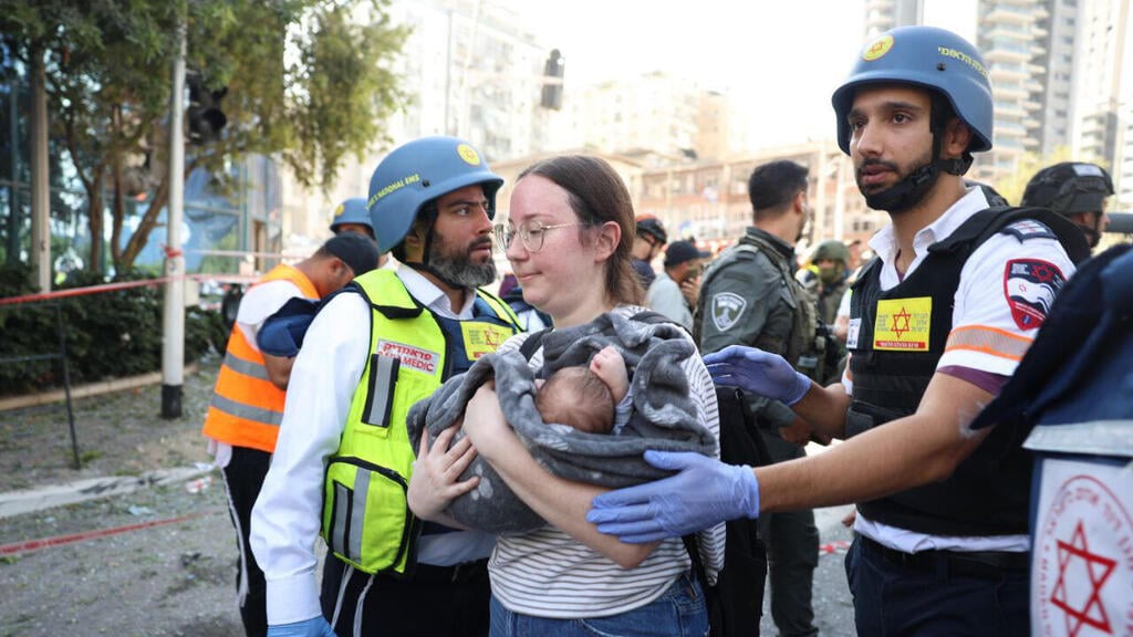 Medical teams evacuate civilians from buildings hit by Iranian missiles (Photo: Dana Kopel) זירת הפגיעה ברמת גן