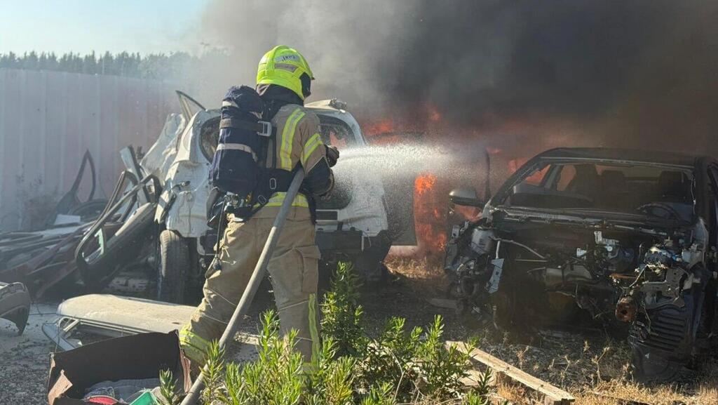 צילום: דוברות כבאות והצלה שריפה פרצה במגרש גרוטאות רכבים בעקבות שיגור לטמרה