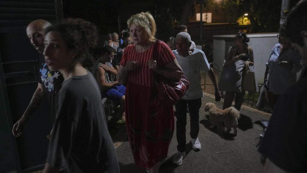 צילום: AP/Ohad Zwigenberg אזרחים במרחבים המוגנים בעקבות המטח מאיראן