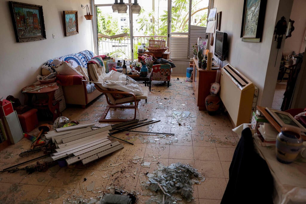 נזר בדירה בחולון (צילום: Jack GUEZ / AFP) זירת הנפילה בחולון