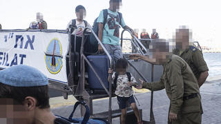 חיילים מחלצים ישראלים שספינתם נסחפה לכיוון לבנון בעקבות תקלת מנוע