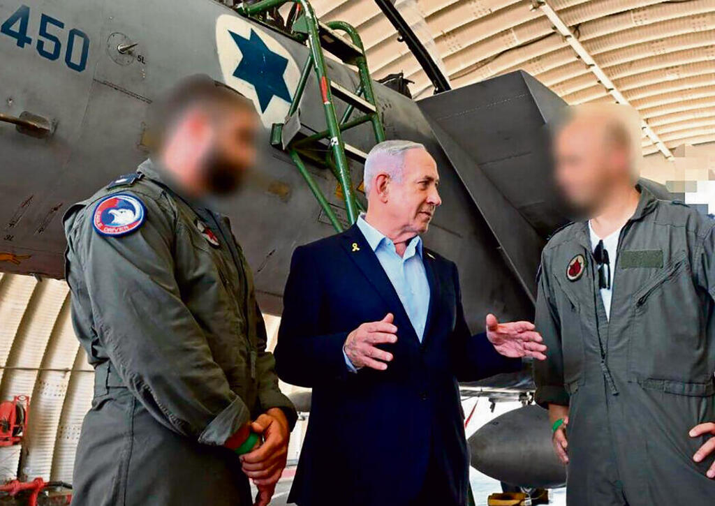 נתניהו בבסיס חיל האוויר, השבוע. האיראנים הם לא מעצמה, הוא נהג לומר. השטר הזה נפרע בהדרגה | צילום: אבי אוחיון, לע"מ yk14412787