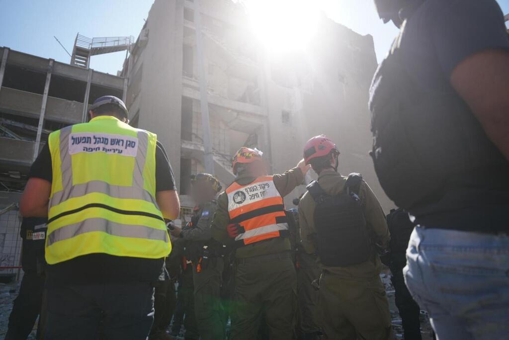 כוחות פיקוד העורף בזירת הנפילה בחיפה (צילום: דובר צה"ל) כוחות פיקוד העורף בזירת הנפילה בחיפה