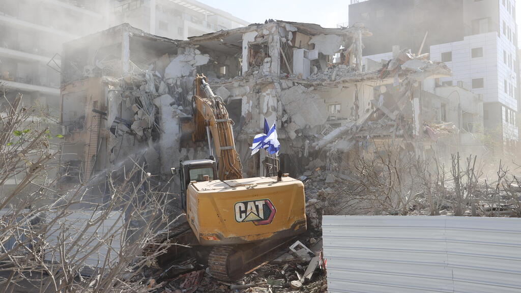 Photo: Yariv Katz הריסת בניינים שנפגעו מטיל איראני ברמת גן