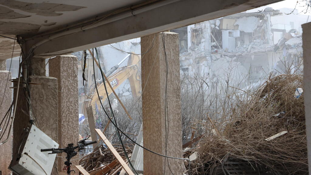 Damages to Ramat Gan building after Iranian missile strike (Photo: Yariv Katz) הריסת בניינים שנפגעו מטיל איראני ברמת גן