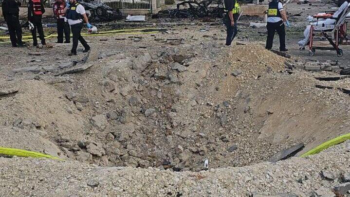 זירת הנפילה בבאר שבע (צילום: מאיר אבן חיים ) תיעוד הנפילה בבאר שבע